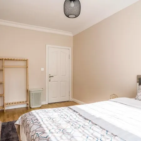 Spacious And Fully Furnished Flat In Bahcelievler 아파트 이스탄불