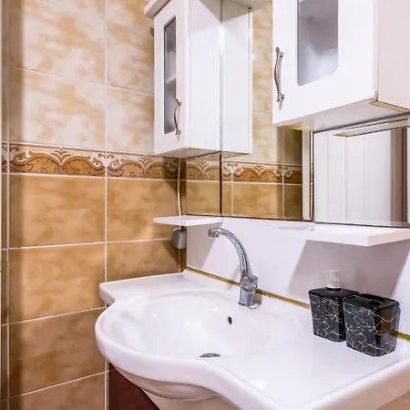 Spacious And Fully Furnished Flat In Bahcelievler 아파트